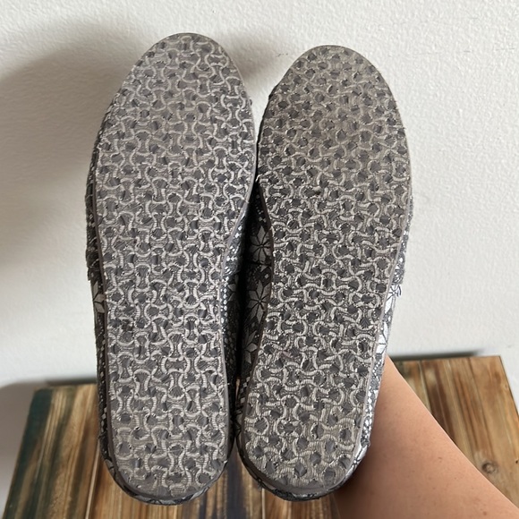 TOMS Women's Silver Snowflake Classic Flats Size 8W - Picture 6 of 6